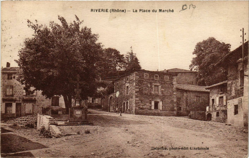 Carte postale ancienne Riverie - La Place du Marché à Riverie