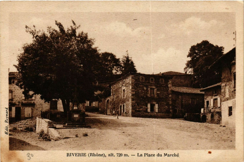 Carte postale ancienne Riverie - La Place du Marché à Riverie