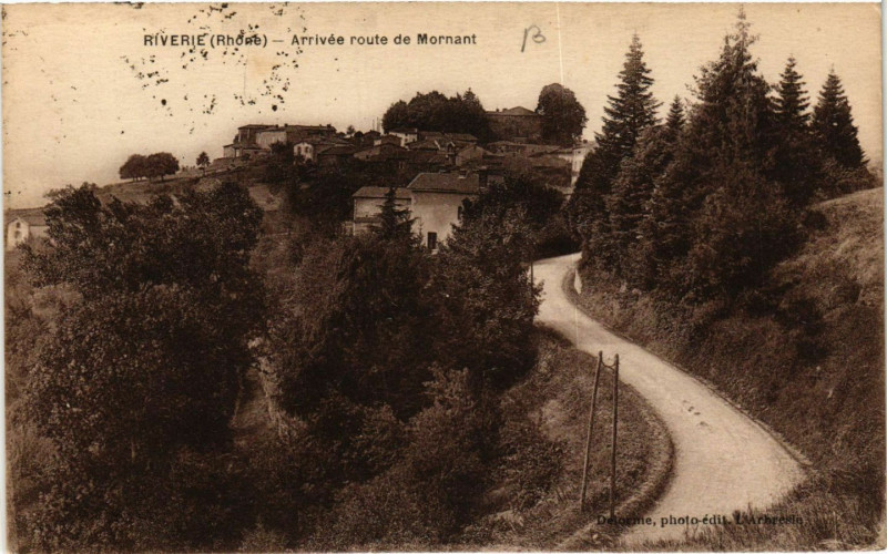 Carte postale ancienne Riverie - Arrivée route de Mornant à Riverie