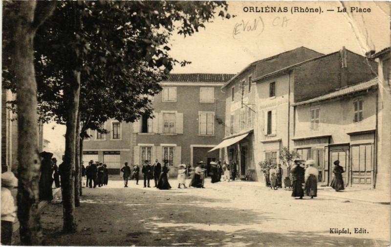 Carte postale ancienne Orlienas - La Place à Orliénas
