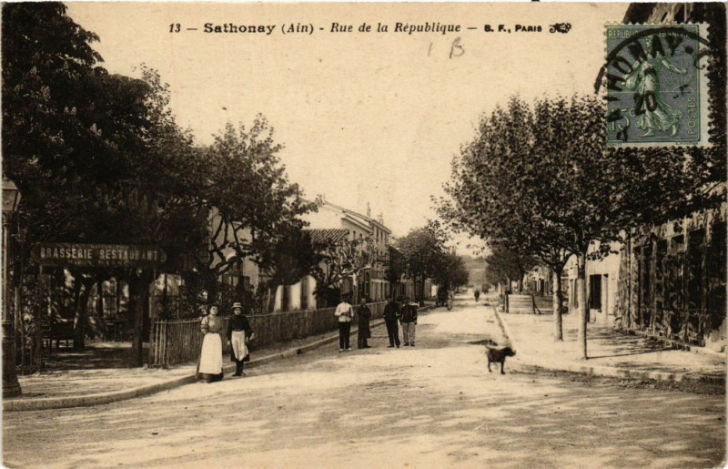 Carte postale ancienne Sathonay - Rue de la Republique