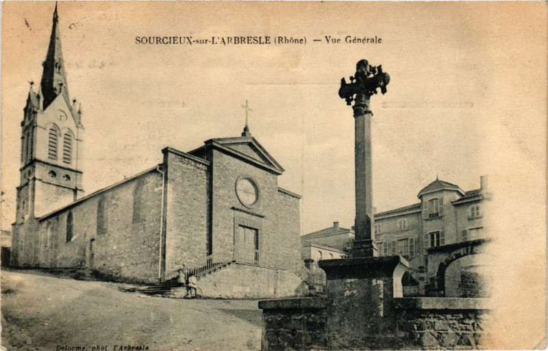 Carte postale ancienne Sourcieux-sur-l'Arbresle - Vue générale à L'Arbresle