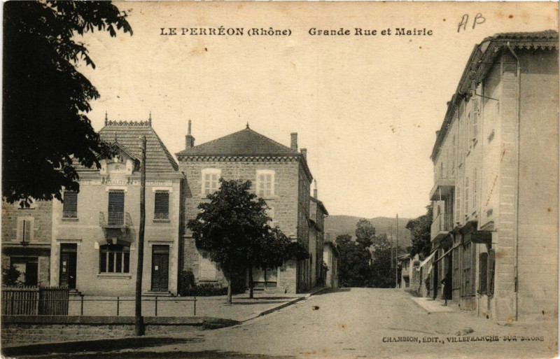 Carte postale ancienne Le Perreon Grande Rue et Mairie