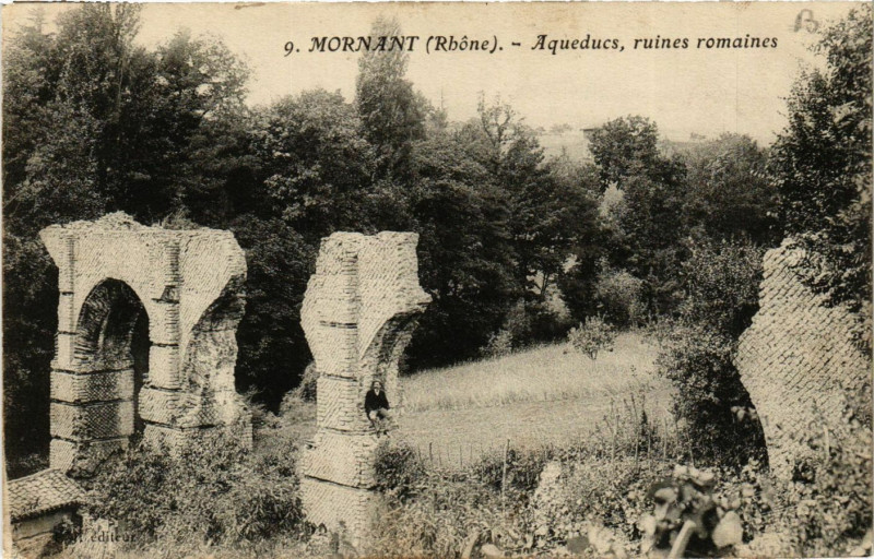Carte postale ancienne Mornant - Aqueducs - Ruines Romaines à Mornant