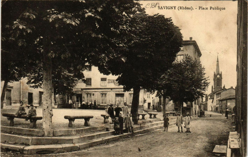 Carte postale ancienne Savigny - Place Publique à Savigny