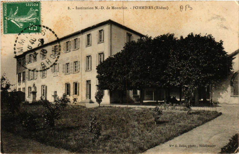 Carte postale ancienne Pommiers - Institution N.-D. de Montclair à Pommiers