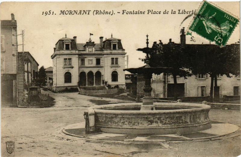 Carte postale ancienne Mornant - Fontaine Place de la Liberté à Mornant