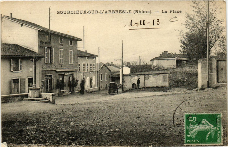 Carte postale ancienne Sourcieux-sur-l'Arbresle - La Place à L'Arbresle