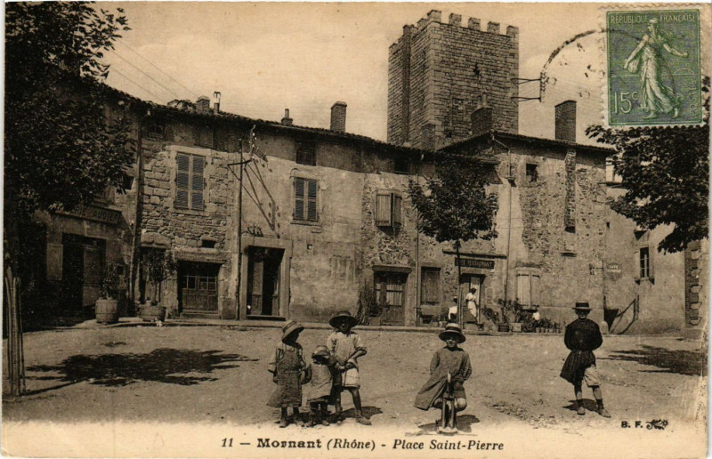 Carte postale ancienne Mornant - Place Saint-Pierre à Mornant