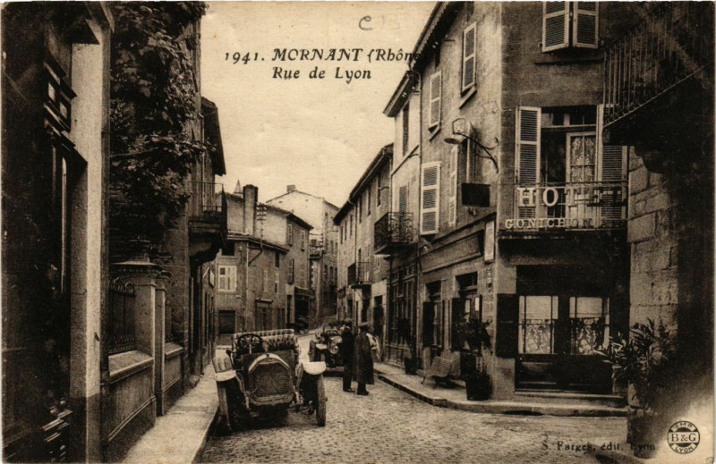 Carte postale ancienne Mornant - Rue de Lyon à Mornant