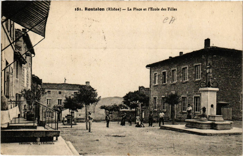 Carte postale ancienne Rontalon - La Place et l'Ecole des Filles à Rontalon