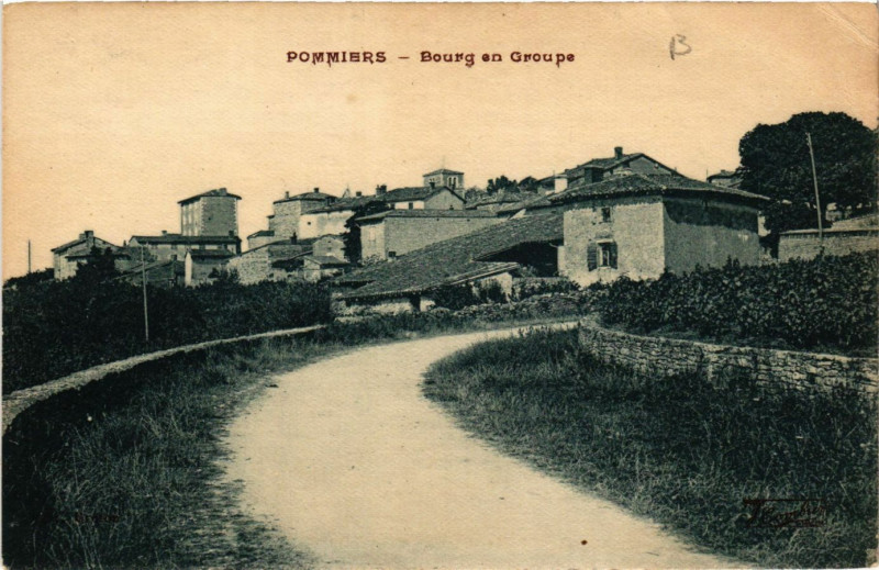 Carte postale ancienne Pommiers - Bourg en Groupe à Pommiers