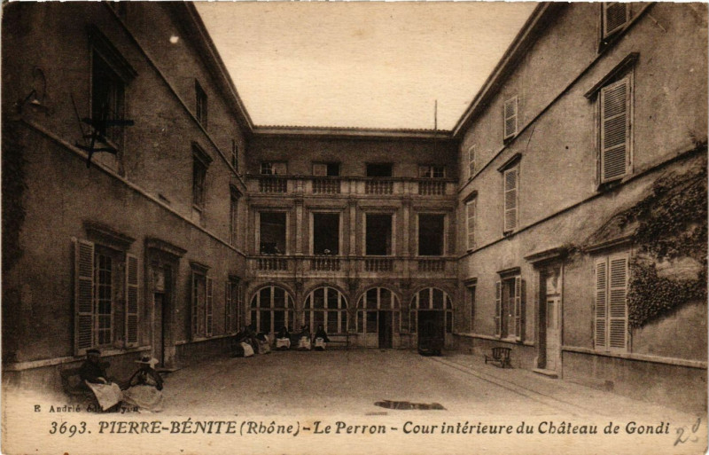 Carte postale ancienne Pierre-Benite - Le Perron - Cour interieure du Chateau de Gondi à Pierre-Bénite