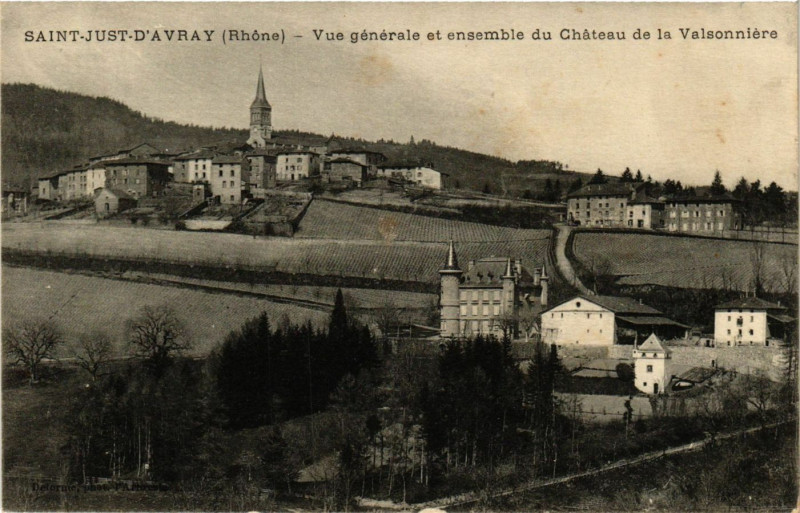 Carte postale ancienne Saint-Just-d''Avray - Vue générale et ensemble du Chateau
