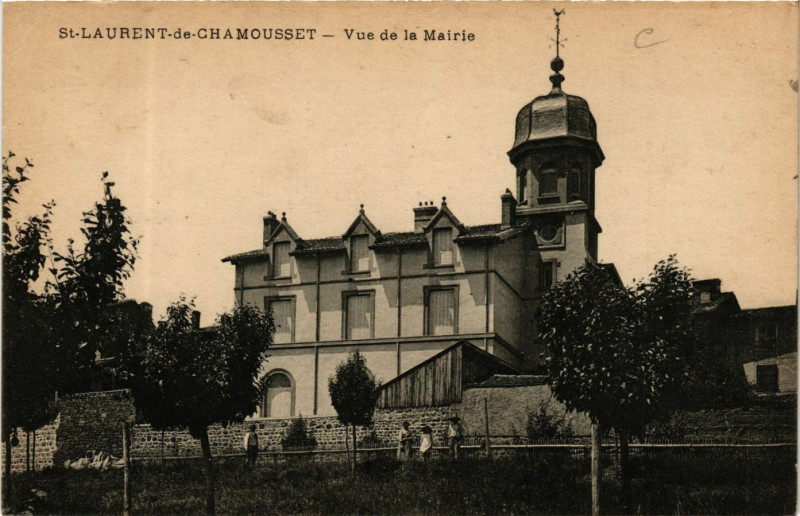 Carte postale ancienne Saint-Laurent-de-Chamousset - Vue de la Mairie à Saint-Laurent-de-Chamousset