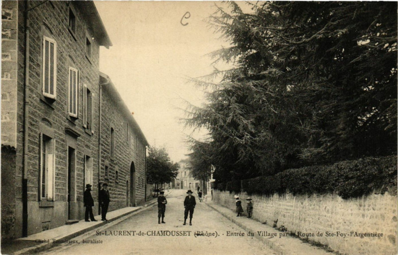 Carte postale ancienne Saint-Laurent-de-Chamousset - Entrée du Village à Saint-Laurent-de-Chamousset