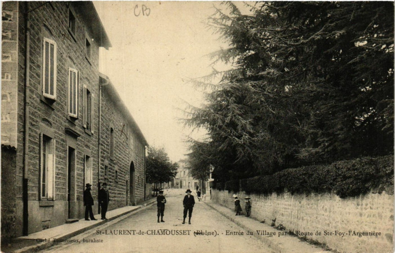 Carte postale ancienne Saint-Laurent-de-Chamousset - Entrée du Village à Saint-Laurent-de-Chamousset