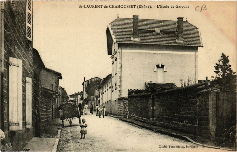 Carte postale ancienne Saint-Laurent-de-Chamousset - L'Ecole de Garcons à Saint-Laurent-de-Chamousset