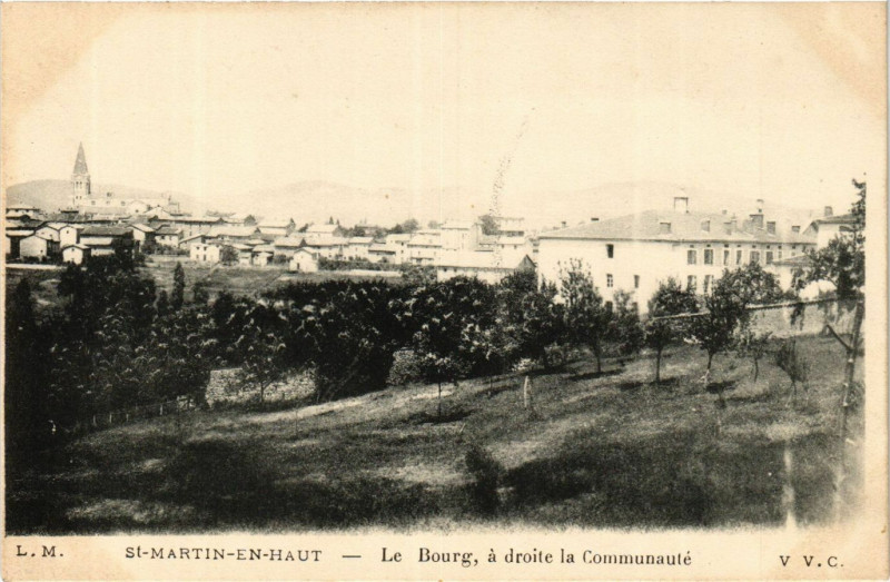 Carte postale ancienne Saint-Martin-en-Haut - Le Bourg a droite la Communaute à Saint-Martin-en-Haut