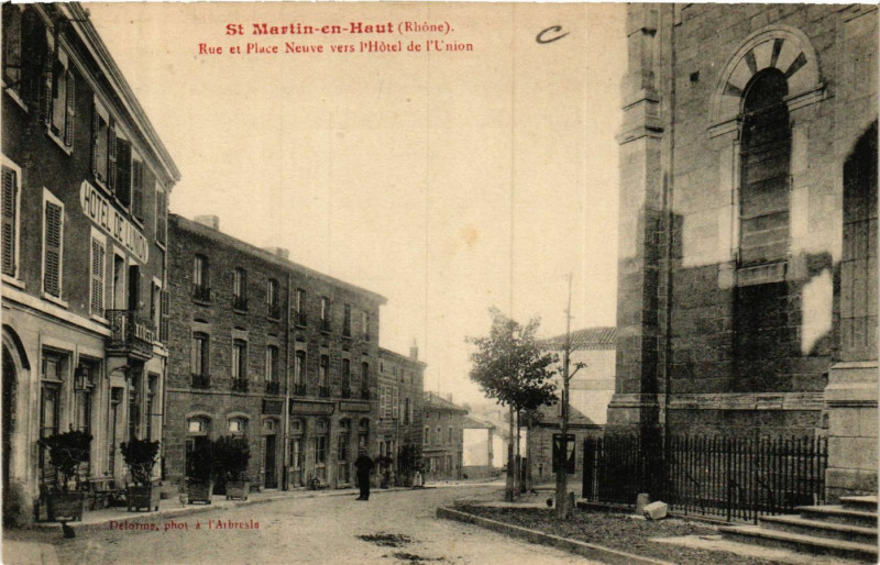 Carte postale ancienne Saint-Martin-en-Haut - Rue et Place Neuve vers l'Hotel de l'Union à Saint-Martin-en-Haut