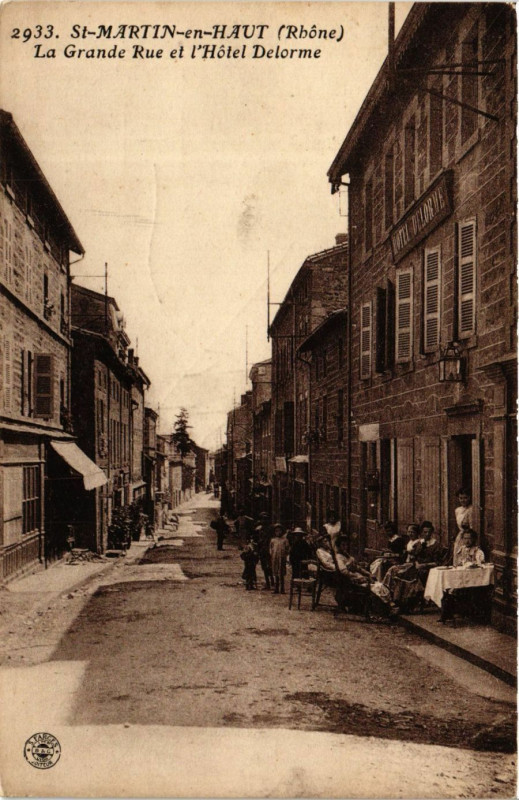 Carte postale ancienne Saint-Martin-en-Haut - La Grand Rue et l'Hotel Delorme à Saint-Martin-en-Haut