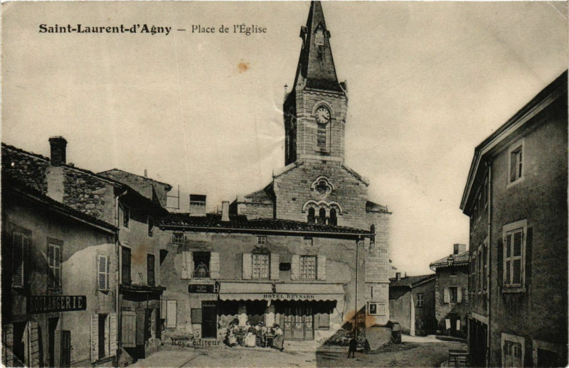 Carte postale ancienne Saint-Laurent-d'Agny - Place de l'Eglise à Saint-Laurent-d'Agny