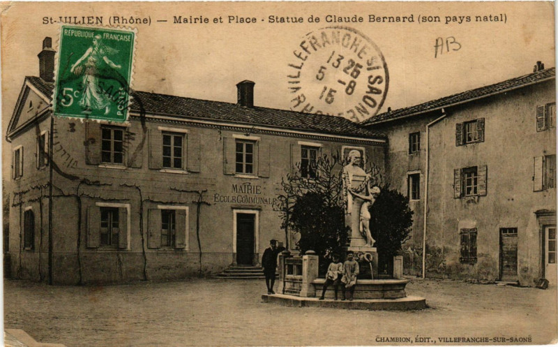 Carte postale ancienne Saint-Julien - Mairie et Place Statue de Claude Bernard à Saint-Julien