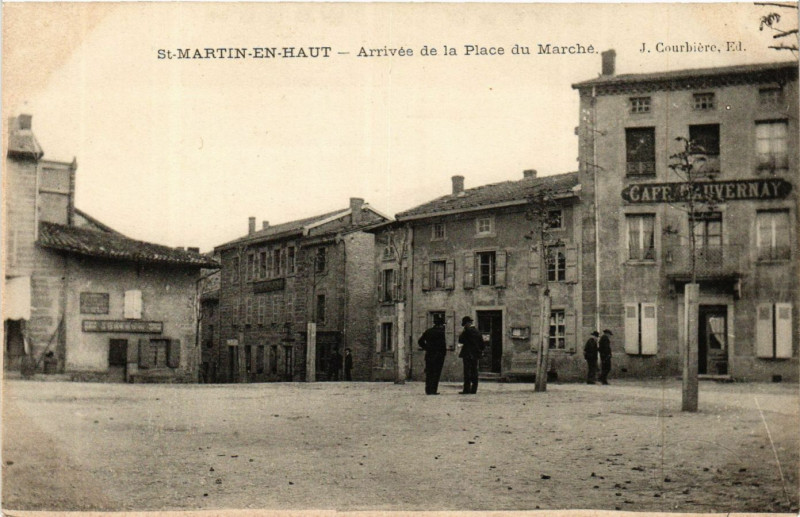 Carte postale ancienne Saint-Martin-en-Haut - Arrives de la Place du Marché à Saint-Martin-en-Haut