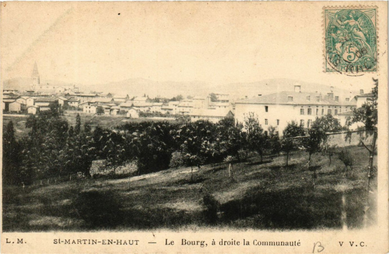 Carte postale ancienne Saint-Martin-en-Haut - Le Bourg a droite la Communaute à Saint-Martin-en-Haut