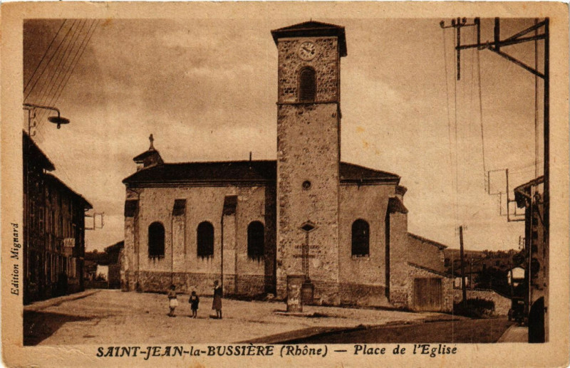 Carte postale ancienne Saint-Jean-la-Bussiere - Place de l'Eglise à Saint-Jean-la-Bussière