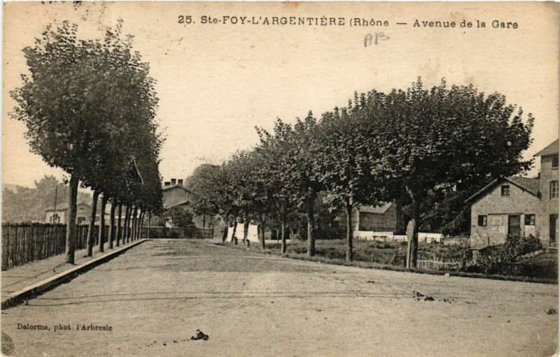 Carte postale ancienne Sainte-Foy-l'Argentiere - Avenue de la Gare à Sainte-Foy-l'Argentière