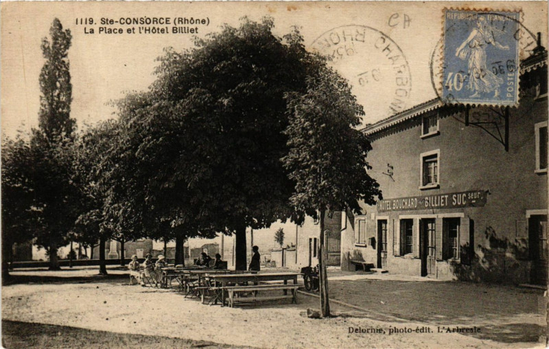 Carte postale ancienne Sainte-Consorce - La Place et l'Hotel Billiet à Sainte-Consorce