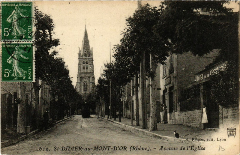 Carte postale ancienne Saint-Didier-au-Mont-d'Or - Avenue de l'Eglise à Saint-Didier-au-Mont-d'Or