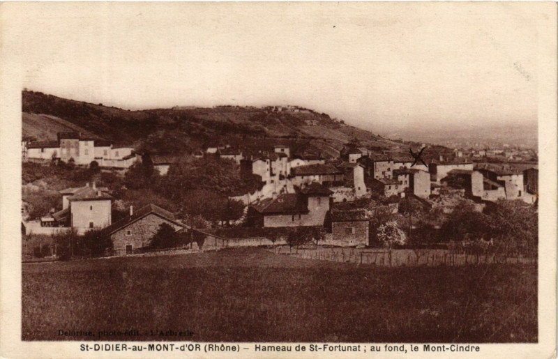 Carte postale ancienne Saint-Didier-au-Mont-d'Or Hameau de Saint-Fortunat au fond Mont-Cind à Saint-Didier-au-Mont-d'Or