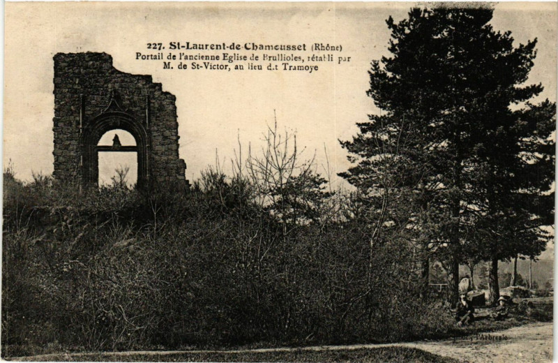 Carte postale ancienne Saint-Laurent-de-Chamousset - Portail de l'ancienne Eglise à Saint-Laurent-de-Chamousset