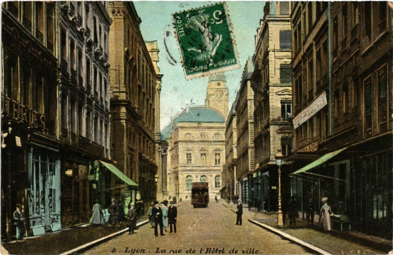 Carte postale ancienne Lyon - La Rue de l'Hotel de Ville à Lyon