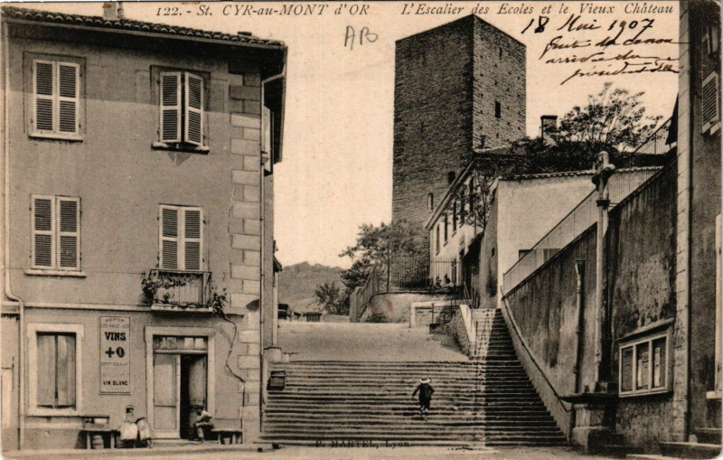 Carte postale ancienne Saint-Cyr-au-Mont-d'Or - L'Escalier des Ecoles et le Vieux Chateau à Saint-Cyr-au-Mont-d'Or