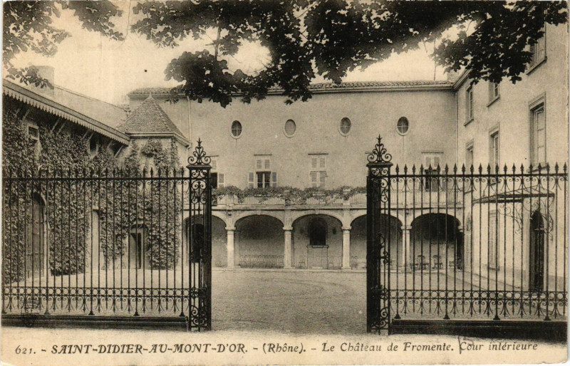 Carte postale ancienne Saint-Didier-au-Mont-d'Or - La chateau de Fromente Cour Intérieure à Saint-Didier-au-Mont-d'Or
