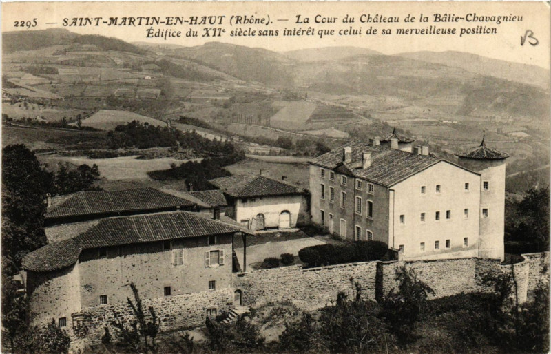 Carte postale ancienne Saint-Martin-en-Haut - La Cour du Chateau de la Batie Chavagnieu à Saint-Martin-en-Haut
