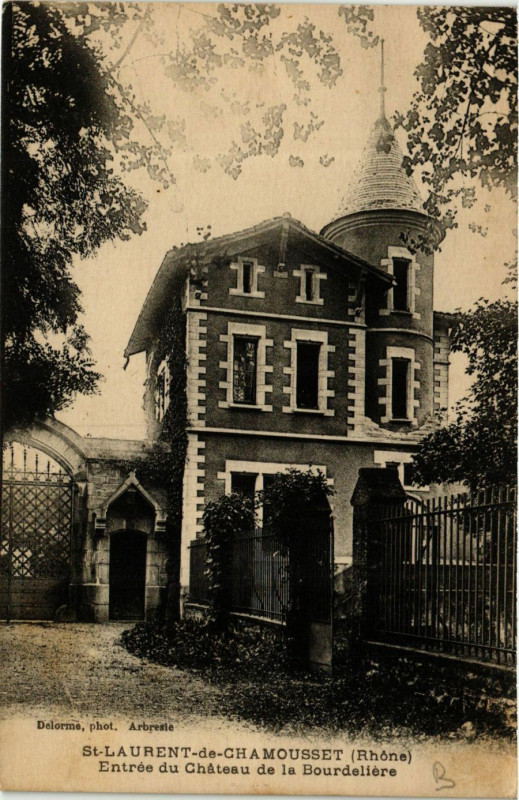 Carte postale ancienne Saint-Laurent-de-Chamousset L'Entrée du Chateau de la Bourdeliere à Saint-Laurent-de-Chamousset