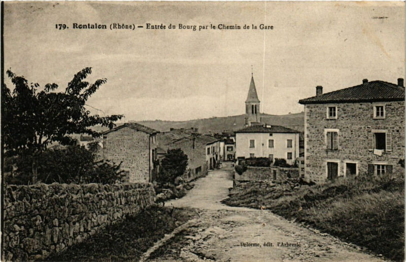 Carte postale ancienne Rontalon - Entrée du Bourg par le Chemin de la Gare à Rontalon