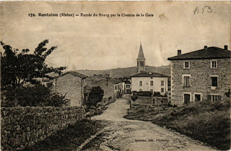 Carte postale ancienne Rontalon - Entrée du Bourg par le Chemin de la Gare à Rontalon