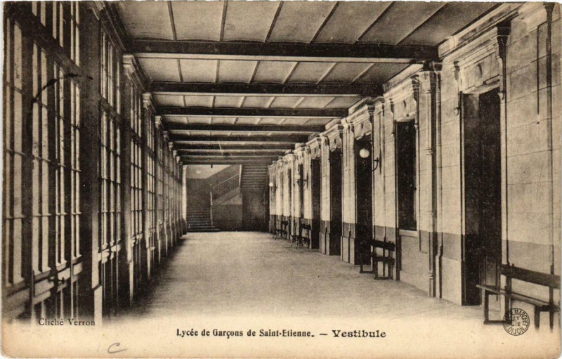 Carte postale ancienne Lycée de Garcons de Saint-Etienne Vestibule à Saint-Étienne