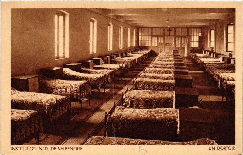 Carte postale ancienne Institution N.-D. De Valbenoite Un Dortoir
