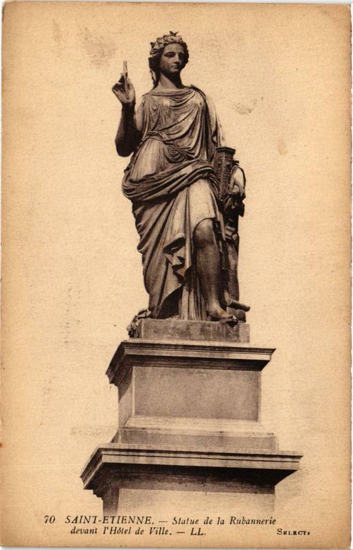 Carte postale ancienne Saint-Etienne Statue de la Rubannerie devant l'Hotel de Ville à Saint-Étienne