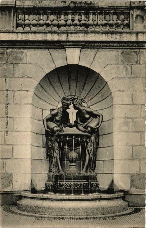 Carte postale ancienne Saint-Etienne Fontaine de l'Hotel de Ville à Saint-Étienne