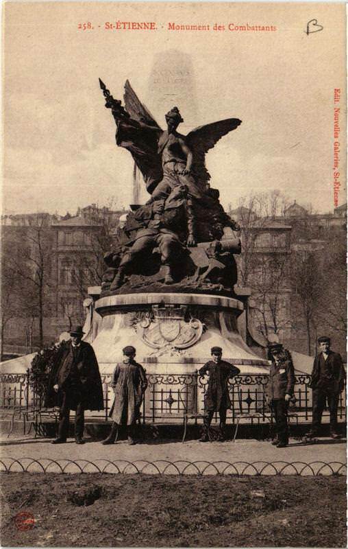 Carte postale ancienne Saint-Etienne Monument des Combattants à Saint-Étienne