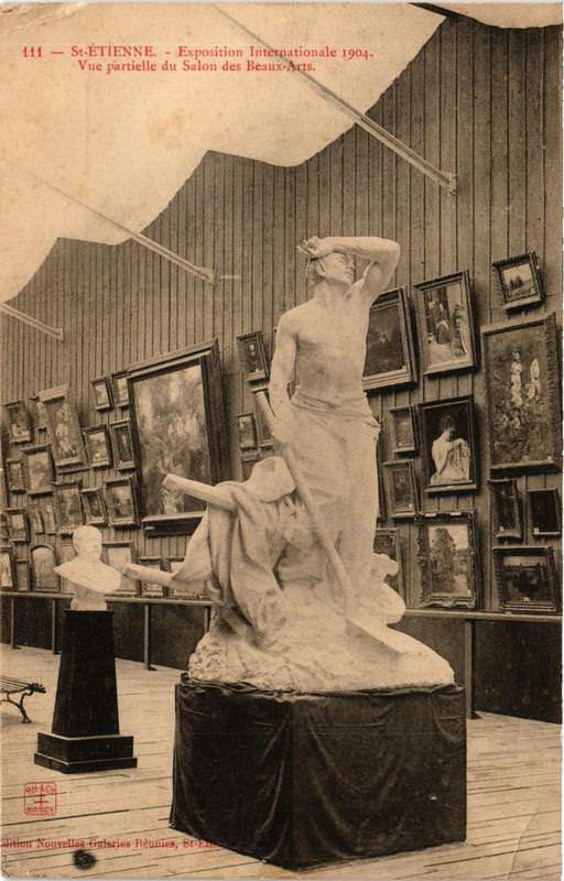 Carte postale ancienne Saint-Etienne Vue partielle du Salon des Beaux Arts à Saint-Étienne