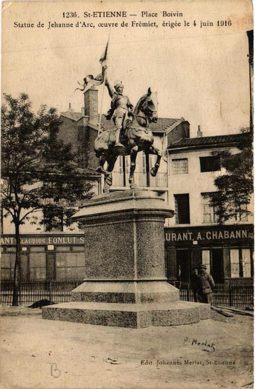 Carte postale ancienne Saint-Etienne Place Boivin. Statue de Jeanne d'Arc à Saint-Étienne
