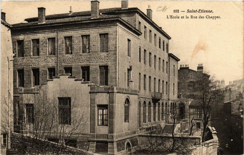 Carte postale ancienne Saint-Etienne Ecole et la Rue des Chappes à Saint-Étienne